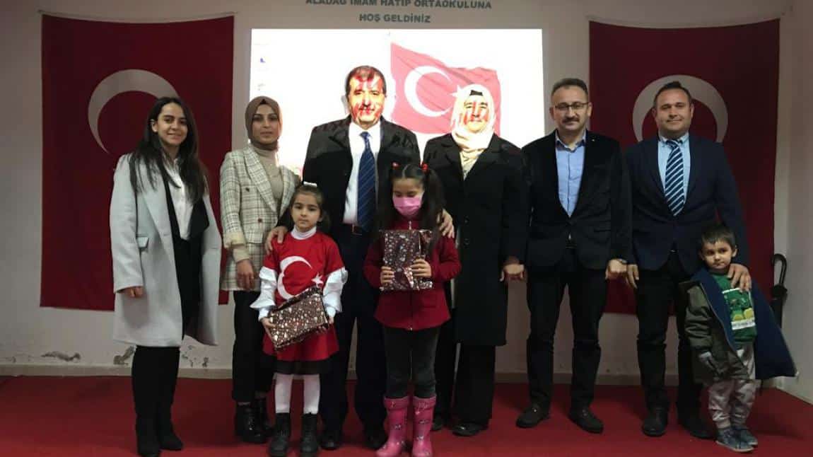 İstiklal Marşımızı en güzel okuma yarışmasında 1. olan öğrencimize ödülü verildi